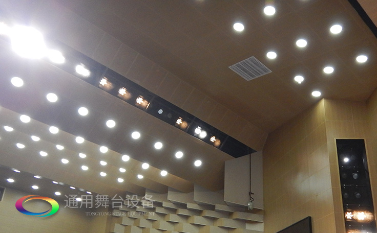 科學計劃工期、合理交叉施工，保質保量順利完成工程的交付！通用舞臺阻燃幕布承接羊城廣州培英中學報告廳項目！