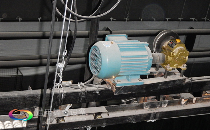 科學計劃工期、合理交叉施工，保質保量順利完成工程的交付！通用舞臺阻燃幕布承接羊城廣州培英中學報告廳項目！