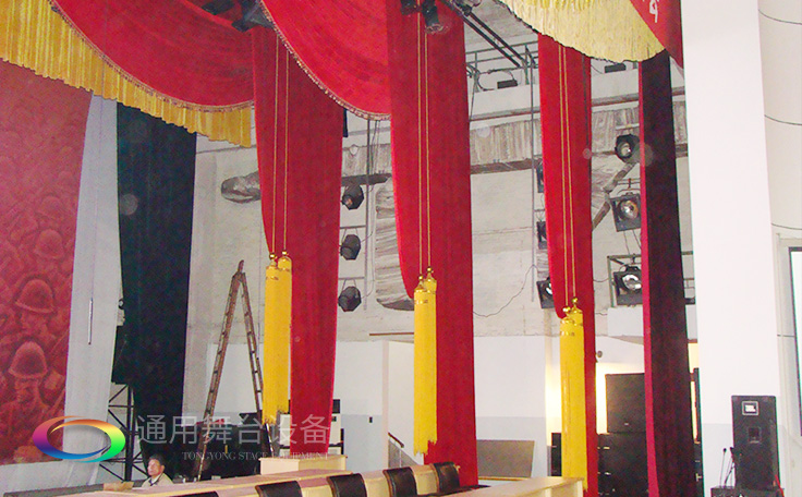 尊重用戶要求、傾聽(tīng)客戶心聲、認(rèn)真滿足用戶需要！舞臺(tái)阻燃幕布廠家訂做【會(huì)議報(bào)告廳禮堂幕布】【學(xué)校多功能廳幕布】 【慶典演出舞臺(tái)幕布】