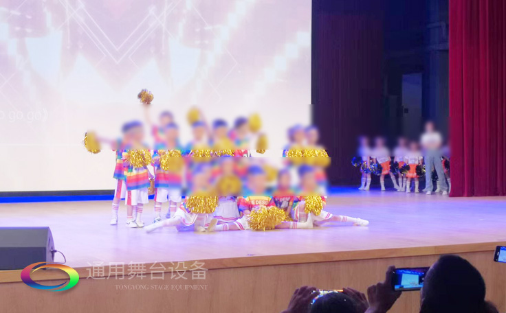 通用舞臺客戶案例展示——某劇場實景演出效果！項目包括舞臺燈光、舞臺吊桿、阻燃幕布、舞臺音響系統等等...