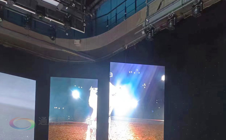 通用舞臺阻燃幕布為曲靖電視臺演播廳提供從系統設計、設備成套、安裝施工、系統調試及技術支持一體化服務