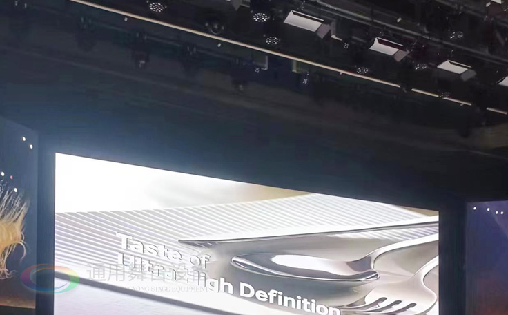 通用舞臺阻燃幕布為曲靖電視臺演播廳提供從系統設計、設備成套、安裝施工、系統調試及技術支持一體化服務