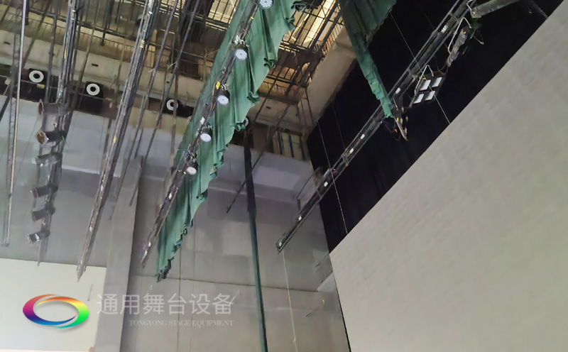 廣西梧州某劇場(chǎng)順利通過(guò)項(xiàng)目驗(yàn)收 項(xiàng)目設(shè)計(jì)舞臺(tái)機(jī)械吊掛系統(tǒng)、幕布、專業(yè)燈光系統(tǒng)等