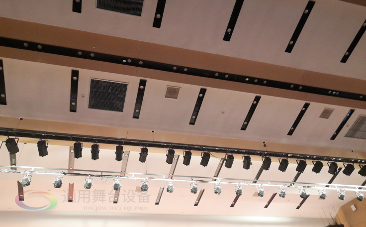 南京某國企禮堂舞臺系統(tǒng)分項工程通過質(zhì)量驗收 涉及舞臺吊桿、舞臺燈光等項目 現(xiàn)已投入使用