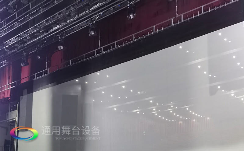 通用舞臺承建：南京曉莊學院報告廳舞臺項目（舞臺音響、舞臺燈光吊桿、舞臺幕布等）