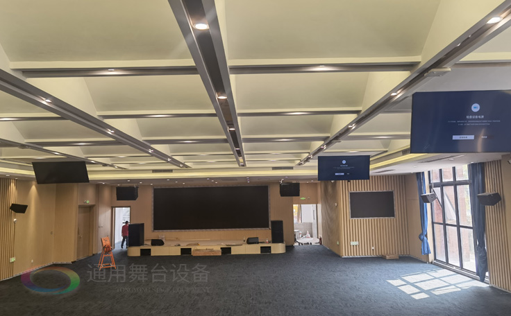 科技賦能，匠心筑造 通用舞臺(tái)承建南京某學(xué)院報(bào)告廳即將圓滿(mǎn)交付，打造現(xiàn)代化多功能學(xué)術(shù)殿堂