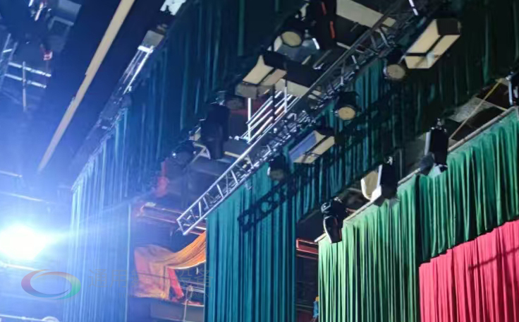 通用舞臺設備興化將軍路小學報告廳舞臺吊桿、舞臺阻燃幕布項目